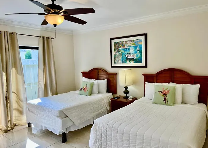 Colony Club Inn & Suites