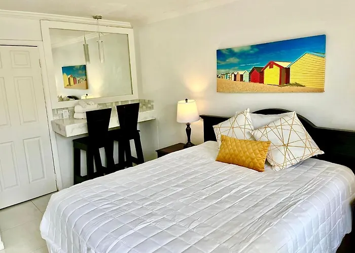 Colony Club Inn & Suites