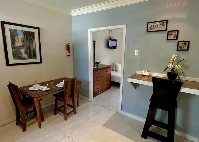 Colony Club Inn & Suites